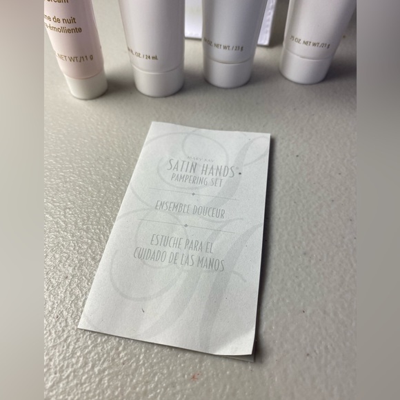 Mary Kay Travel Size Satin Hands Pampering Set NWOT - Picture 3 of 5